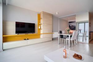 Telewizja i/lub zestaw kina domowego w obiekcie Apartamenty Na Klifie