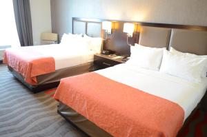 um quarto de hotel com duas camas num quarto em Holiday Inn Houston West - Westway Park, an IHG Hotel em Houston