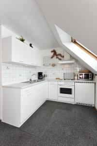 Kuchyň nebo kuchyňský kout v ubytování Ferienwohnungen im Haus Herrmann