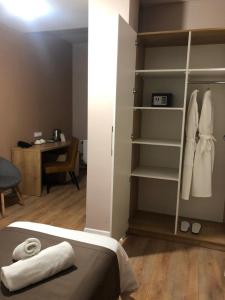 Giường trong phòng chung tại Boho Tiflis Hotel