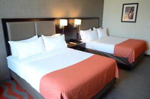 um quarto de hotel com duas camas num quarto em Holiday Inn Houston West - Westway Park, an IHG Hotel em Houston