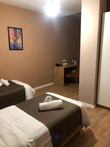 Giường trong phòng chung tại Boho Tiflis Hotel