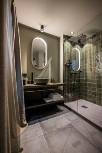 A bathroom at Altstadthotel Weisses Kreuz