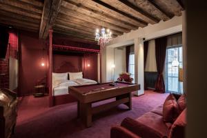 A bed or beds in a room at Altstadthotel Weisses Kreuz
