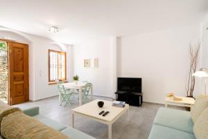 ein Wohnzimmer mit einem Sofa und einem Tisch in der Unterkunft Villa Sokaki in Lindos