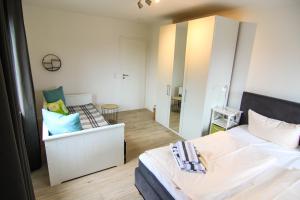 a bedroom with a bed and a mirror at Blaue Huis in Wenningstedt