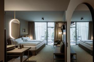 A bed or beds in a room at Altstadthotel Weisses Kreuz