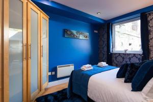 ゴールウェイにあるSea View Luxury City Centre - Best Locationのベッドと窓のある青い部屋 +18枚の写真