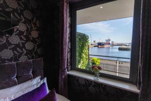 ゴールウェイにあるSea View Luxury City Centre - Best Locationの川の景色を望む窓付きのベッドルーム1室
