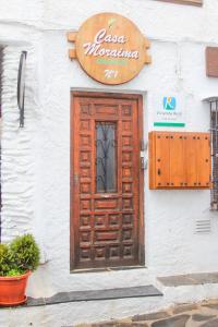 a wooden door on the side of a building at Vivienda rural Moraima in Capileira