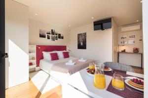 - une chambre avec un lit et une table avec des fruits dans l'établissement LovelyStay - Heart of D. Pedro Apartments IV, à Porto