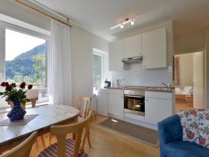Kuchyň nebo kuchyňský kout v ubytování Rosenhof am See Ferienwohnung Seerosensuite