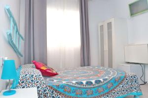 Una cama pequeña en una habitación con ventana. en Habitación Cañaveral Playa Conil IV, en Conil de la Frontera