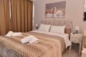 1 dormitorio con 1 cama con 2 toallas en Cozy Luxury Apartment in the Heart of Athens 8-2 en Athens