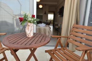wazon kwiatów siedzący na stole z dwoma krzesłami w obiekcie Cozy Luxury Apartment in the Heart of Athens 8-2 w Atenach