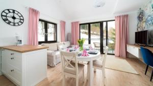 TV a/nebo společenská místnost v ubytování Karpatia, Sun & Snow