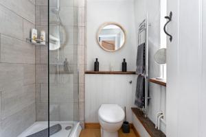 ein Badezimmer mit Toilette und Dusche in der Unterkunft Millers Cottage in Chipping Campden + 8 Fotos