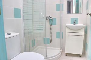 y baño con ducha, aseo y lavamanos. en Habitación Cañaveral Playa Conil IV, en Conil de la Frontera