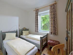 1 dormitorio con 2 camas y ventana en Rosenhof am See Ferienwohnung Silberdistel, en Thiersee