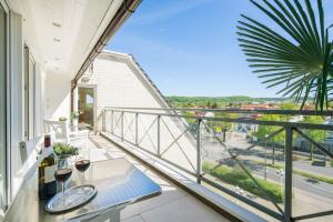 uma varanda com uma mesa e copos de vinho em Trip Inn Hotel Astoria em Göttingen