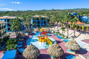 - une vue aérienne sur la piscine d'un complexe dans l'établissement Kunuku Resort All Inclusive Curacao, Trademark by Wyndham, à Willemstad