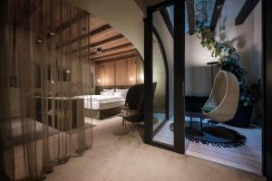 A bathroom at Altstadthotel Weisses Kreuz