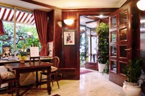una sala da pranzo con tavolo e alcune piante di Hotel Miro' a Rapallo