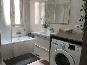 a bathroom with a washing machine and a sink at Il ponticello in Ortona