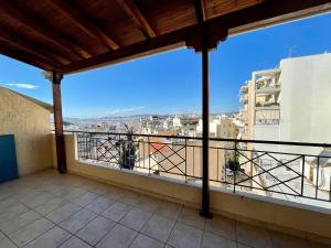 a balcony with a view of a city at ΔΙΑΜΕΡΙΣΜΑ ΜΕ ΘΕΑ in Athens