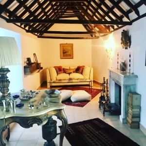 un soggiorno con divano e camino di Casa Antigua - Terraza con Vistas al Mar a Medina Sidonia