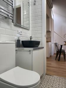 La salle de bains est pourvue d'un lavabo et de toilettes. dans l'établissement Fuencarral Apartments, à Madrid