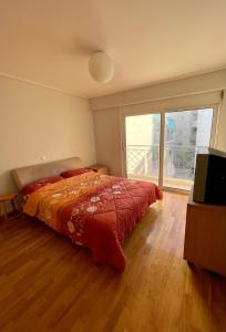 a bedroom with a bed and a large window at ΔΙΑΜΕΡΙΣΜΑ ΜΕ ΘΕΑ in Athens
