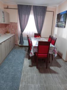 uma sala de jantar com uma mesa e cadeiras e uma janela em Valja Mare Moma em Golubac