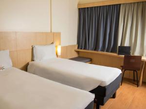 Postel nebo postele na pokoji v ubytování ibis Maceio Pajuçara