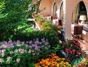 Aed väljaspool majutusasutust Relais & Châteaux Hotel Schwarzmatt
