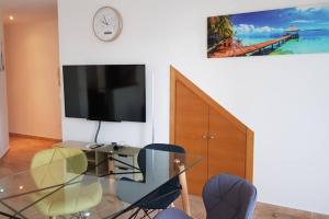 Una televisión o centro de entretenimiento en 2 bedroom apartment, 150 m. from beach and centre of Villaricos