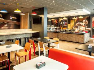 Ein Restaurant oder anderes Speiselokal in der Unterkunft ibis Macae 