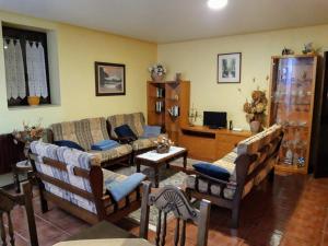 sala de estar con sofá, sillas y mesa en Casa Rural Molino Del Arriero en Luyego de Somoza