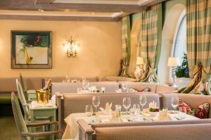 Restoran või mõni muu söögikoht majutusasutuses Relais & Châteaux Hotel Schwarzmatt