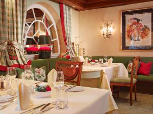 Restoran või mõni muu söögikoht majutusasutuses Relais & Châteaux Hotel Schwarzmatt