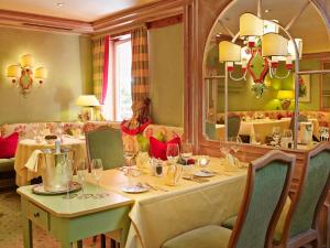Restoran või mõni muu söögikoht majutusasutuses Relais & Châteaux Hotel Schwarzmatt