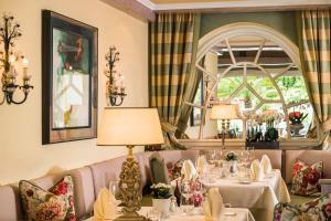 Restoran või mõni muu söögikoht majutusasutuses Relais & Châteaux Hotel Schwarzmatt
