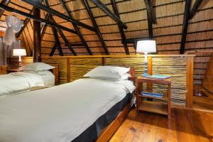Postel nebo postele na pokoji v ubytování Valamanzi Lodge in Nyati Wilderness + 43 fotografií