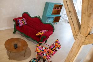 a living room with a red couch and a table at Apartament Ratuszowa in Lidzbark Warmiński