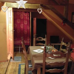 une salle à manger avec une table et des chaises avec une étoile dans l'établissement Agrochillout Gospodarstwo agroturystyczne, à Zagnańsk Zachełmie