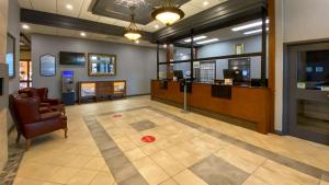 a lobby with a waiting area and a waiting room at Quality Suites in Drummondville