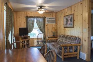 ein Wohnzimmer mit einem Sofa und einem Tisch in der Unterkunft Riverside Point Resort in Park Rapids