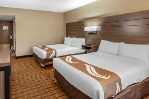 En eller flere senge i et værelse på Hotel Inn Santa Fe