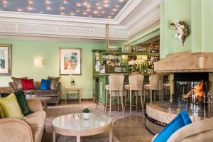 Relais & Châteaux Hotel Schwarzmatt tesisinde lounge veya bar alanı