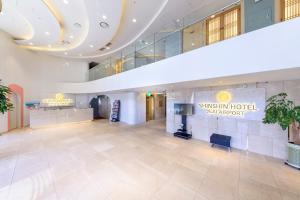 The lobby or reception area at Shin Shin Hotel Jeju Airport